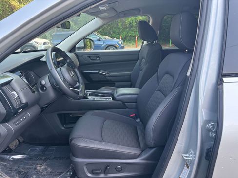 Used 2025 Nissan Pathfinder SV FWD image 28