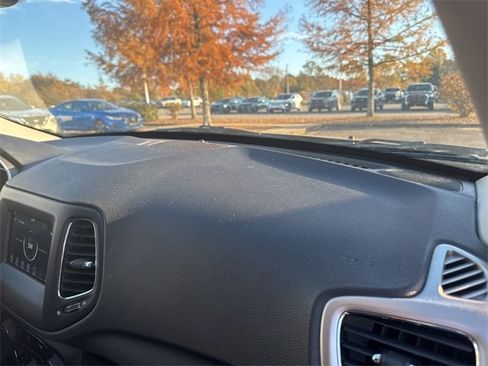 Used 2019 Jeep Compass Latitude image 33