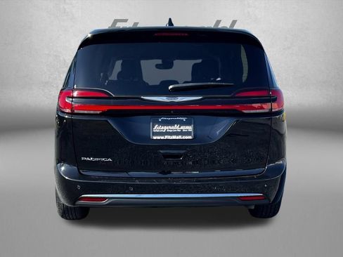 Used 2024 Chrysler Pacifica Touring-L FWD image 6