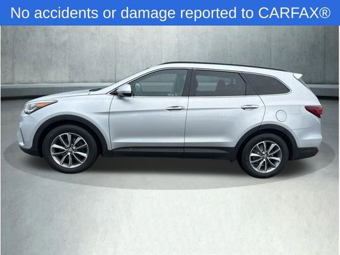 Used 2018 Hyundai Santa Fe SE image 2