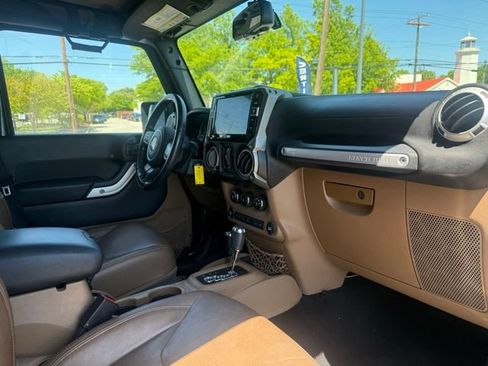 Used 2016 Jeep Wrangler Unlimited Sahara w/ Connectivity Group AWD/4WD image 27