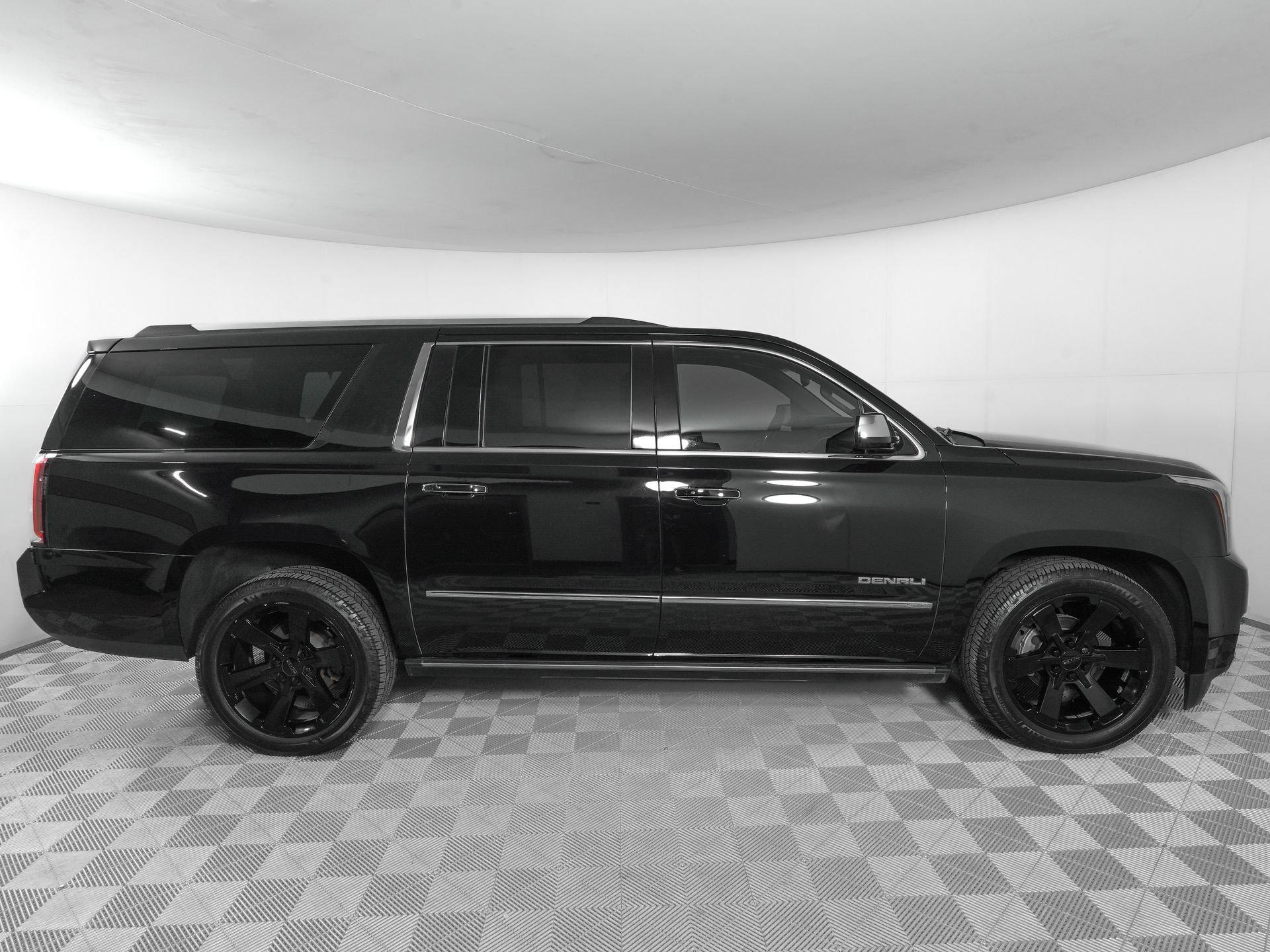 Used 2019 GMC Yukon XL Denali w/ Denali Ultimate Package RWD image 3