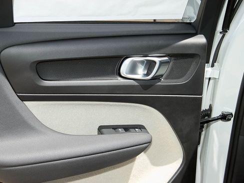 New 2025 Volvo XC40 B5 Plus w/ Protection Package Premier image 18