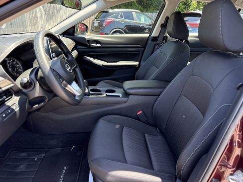 Used 2025 Nissan Altima 2.5 SV FWD image 9