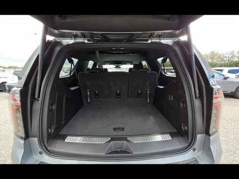 Used 2025 Chevrolet Suburban Z71 image 15