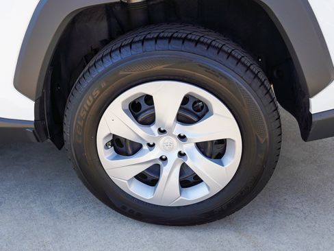 Used 2022 Toyota RAV4 LE AWD/4WD image 13