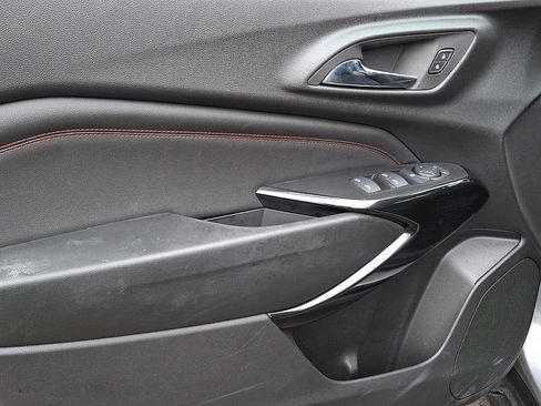 Used 2025 Chevrolet Trax RS image 10