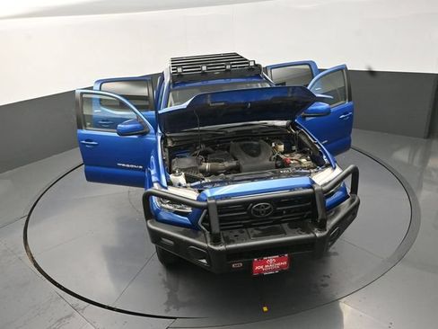 Used 2018 Toyota Tacoma SR5 AWD/4WD image 40