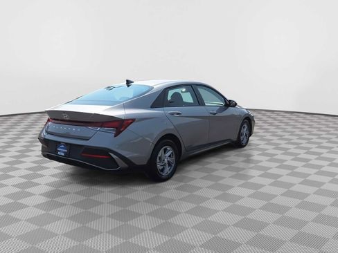 Used 2025 Hyundai Elantra SE FWD image 8