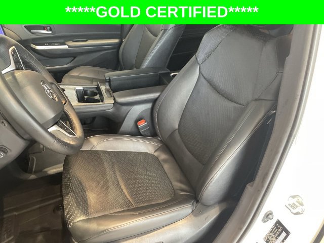Used 2025 Toyota Sienna Platinum AWD/4WD image 17