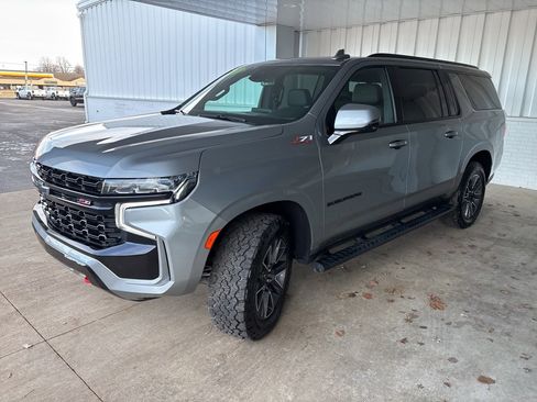 Used 2023 Chevrolet Suburban Z71 w/ Luxury Package image 3