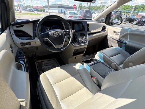 Used 2017 Toyota Sienna XLE w/ XLE Navigation Package FWD image 11