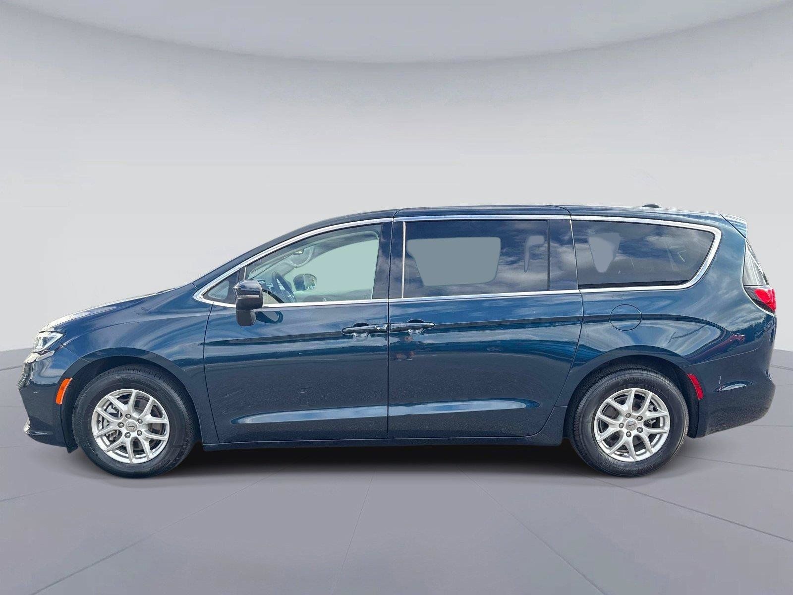 Used 2023 Chrysler Pacifica Touring-L FWD image 7