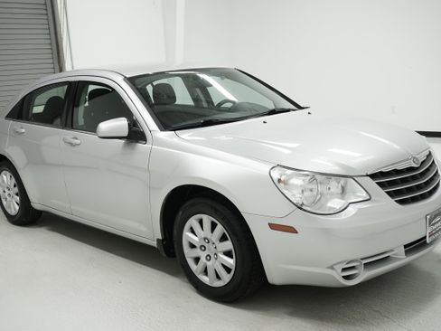 Used 2010 Chrysler Sebring Touring image 3