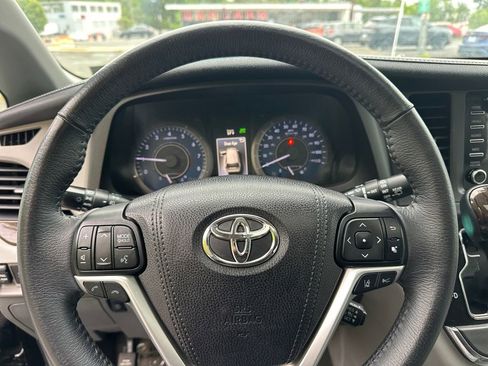 Used 2018 Toyota Sienna XLE FWD image 29