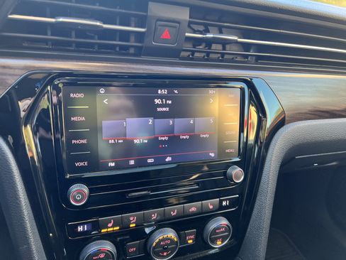 Certified 2022 Volkswagen Passat 2.0T image 22