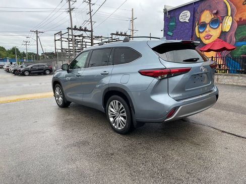 Used 2023 Toyota Highlander Platinum AWD/4WD image 3