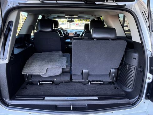 Used 2011 Cadillac Escalade Premium image 27