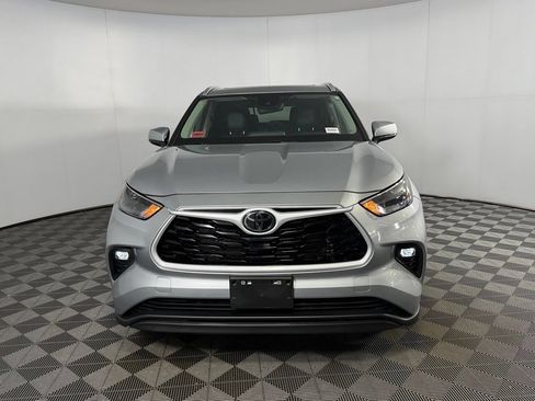 Used 2025 Toyota Highlander XLE FWD image 10