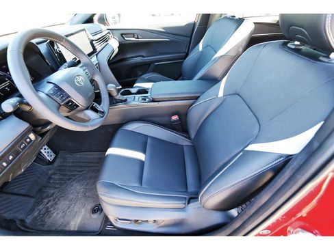 Used 2025 Toyota Camry SE image 11