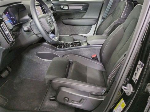 Used 2023 Volvo XC40 B5 Plus image 17