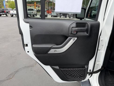 Used 2018 Jeep Wrangler Unlimited Sahara AWD/4WD image 16