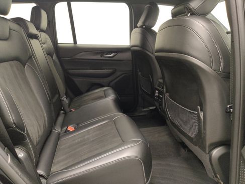 Used 2023 Jeep Grand Cherokee Altitude AWD/4WD image 19