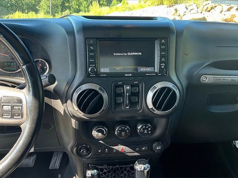 Used 2013 Jeep Wrangler Unlimited Sahara image 29
