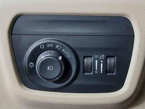 Used 2023 Jeep Grand Cherokee Limited w/ Luxury Tech Group II image 17