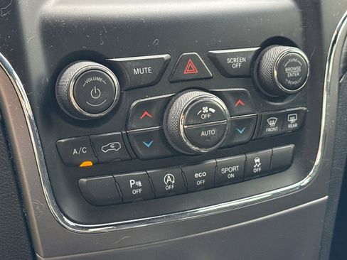 Used 2019 Jeep Grand Cherokee Laredo AWD/4WD image 21