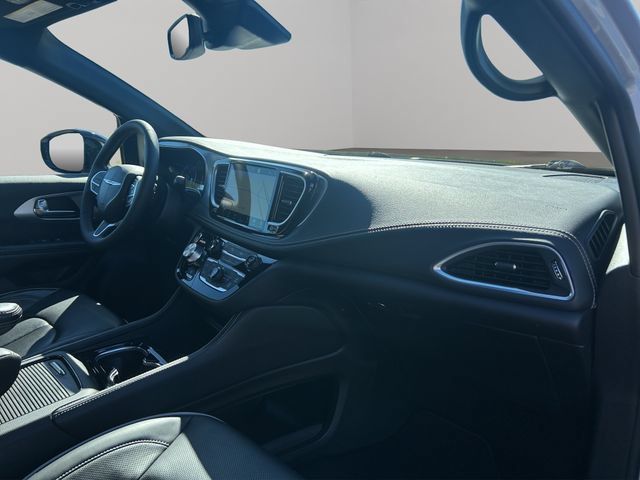 Used 2026 Chrysler Pacifica Limited FWD image 29