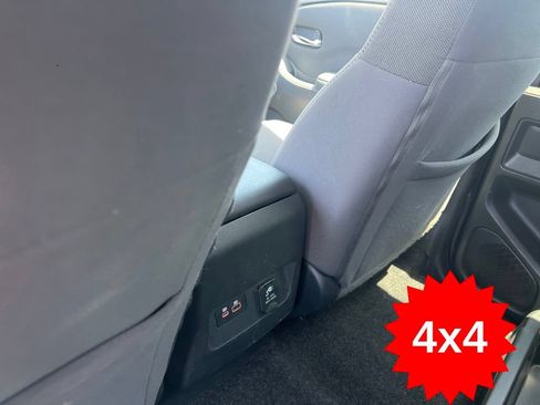 Used 2022 Nissan Frontier SV AWD/4WD image 17