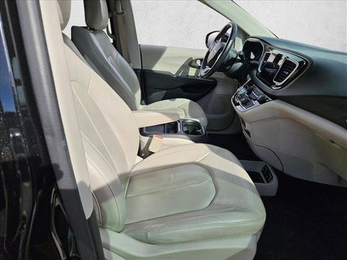 Used 2017 Chrysler Pacifica Touring-L w/ Tire & Wheel Group image 23