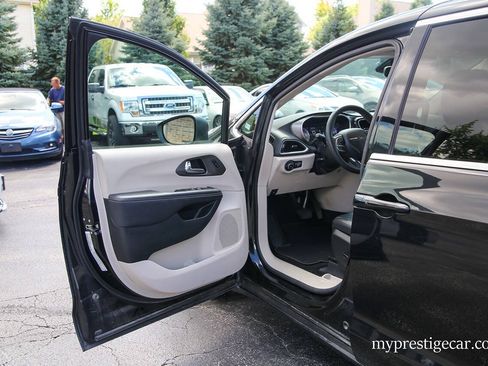Used 2023 Chrysler Pacifica Touring-L FWD image 34