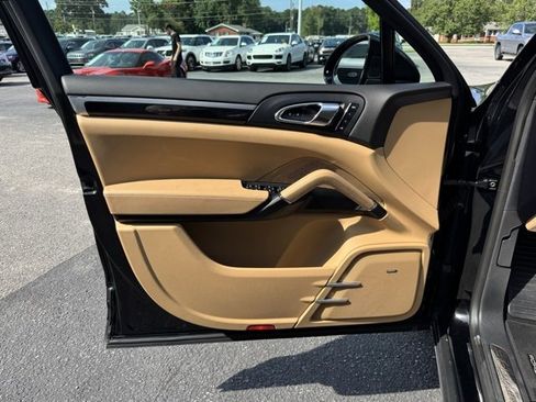 Used 2017 Porsche Cayenne Platinum Edition image 17