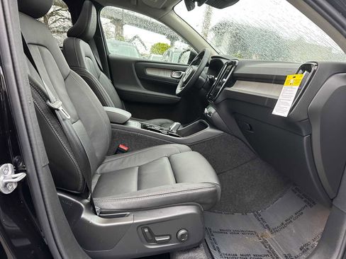 Used 2025 Volvo XC40 B5 Ultra w/ Climate Package image 10