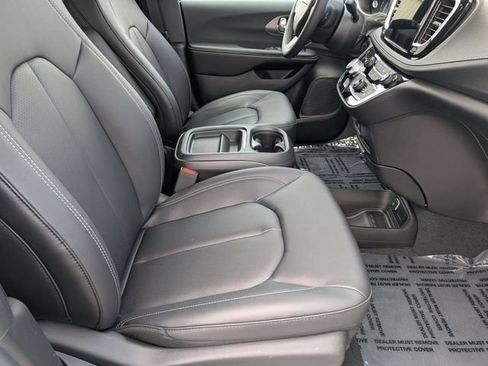 New 2027 Chrysler Pacifica Select FWD image 31