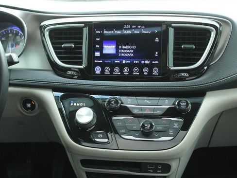 Used 2017 Chrysler Pacifica Limited image 13