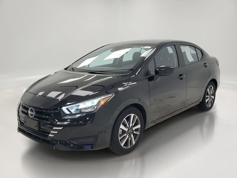 Used 2025 Nissan Versa SV image 2