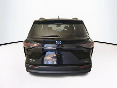 Used 2025 Toyota Sienna XLE image 6
