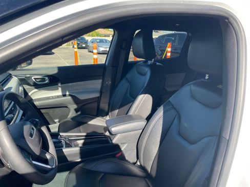 Used 2025 Jeep Compass Limited image 36