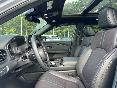 Used 2025 Honda Pilot Black Edition image 7