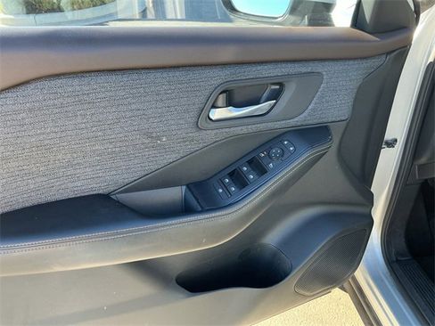 Used 2021 Nissan Rogue SV image 19