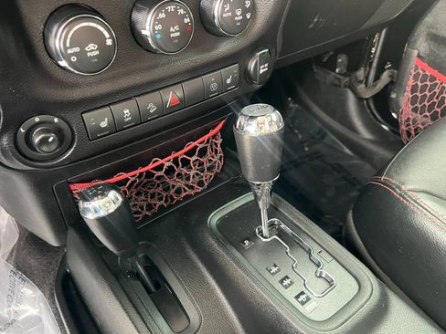 Used 2018 Jeep Wrangler Unlimited Rubicon AWD/4WD image 37