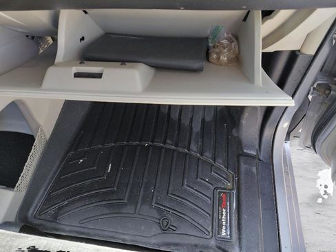 Used 2015 Chrysler Town & Country Touring FWD image 12