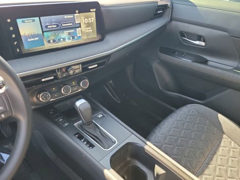 Certified 2025 Nissan Kicks SV FWD image 31