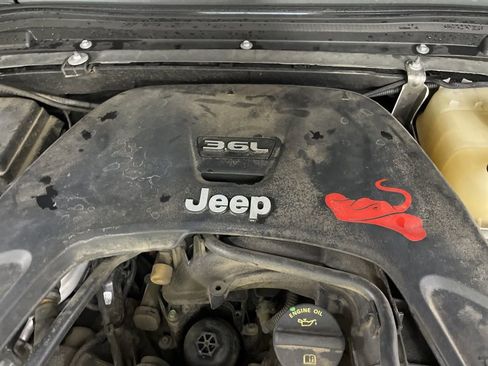 Used 2022 Jeep Wrangler Unlimited Rubicon w/ Cold Weather Group image 10