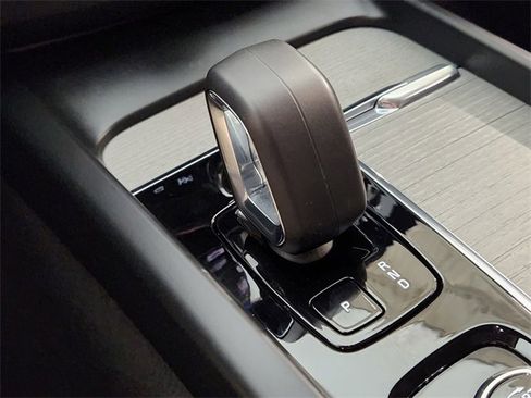 Used 2025 Volvo XC60 B5 Plus image 20