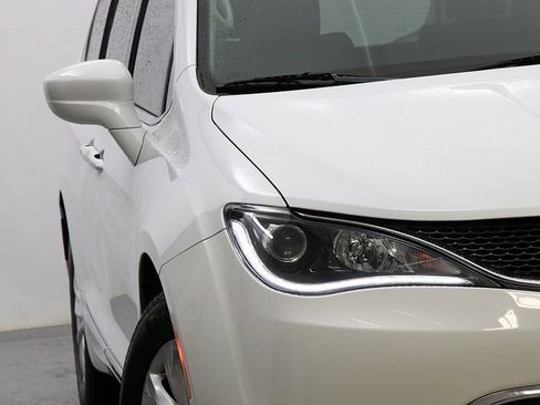 Used 2017 Chrysler Pacifica Touring-L image 4