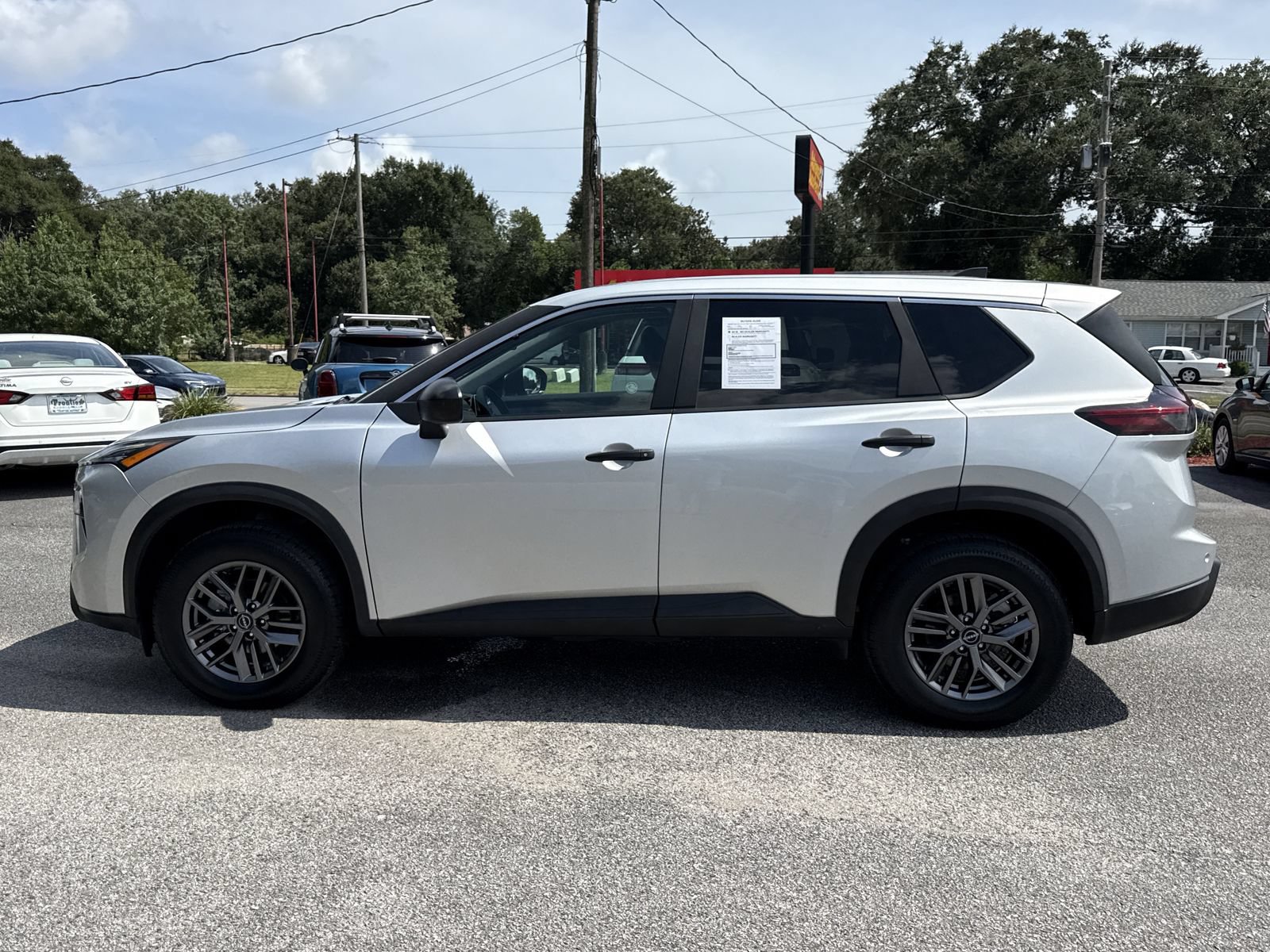 Used 2025 Nissan Rogue S FWD image 2